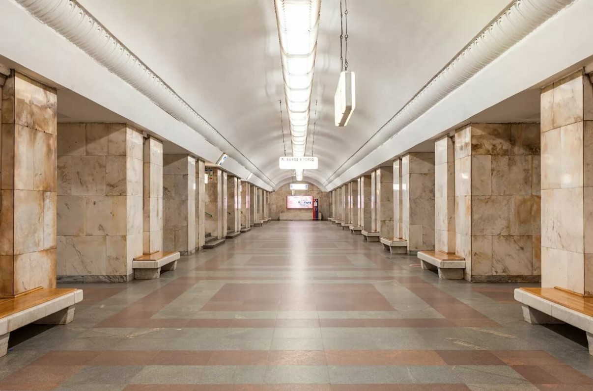Вестибюль станции метро университет