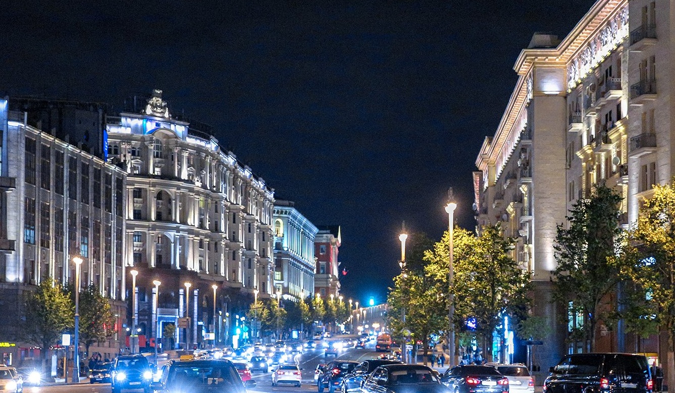 Освещение москвы. Тверская улица Москва. Тверская улица Санкт-Петербург. Тверская улица подсветка. Тверская улица Москва ночью.