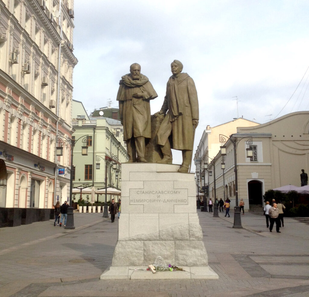 памятники в камергерском переулке москвы