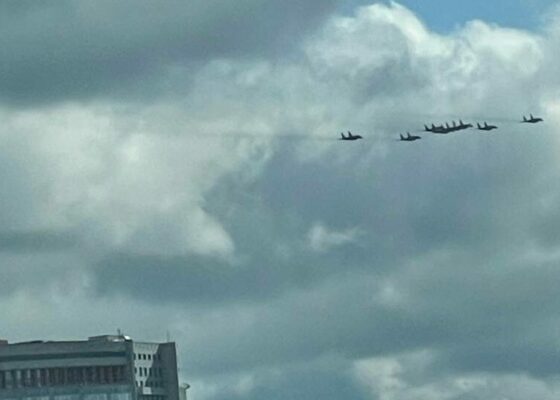Москвичи поделились видео самолетов, летящих на репетицию Парада Победы