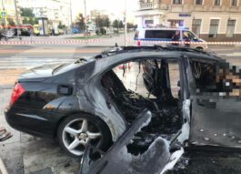 На Зубовском бульваре машина врезалась в стену: видео
