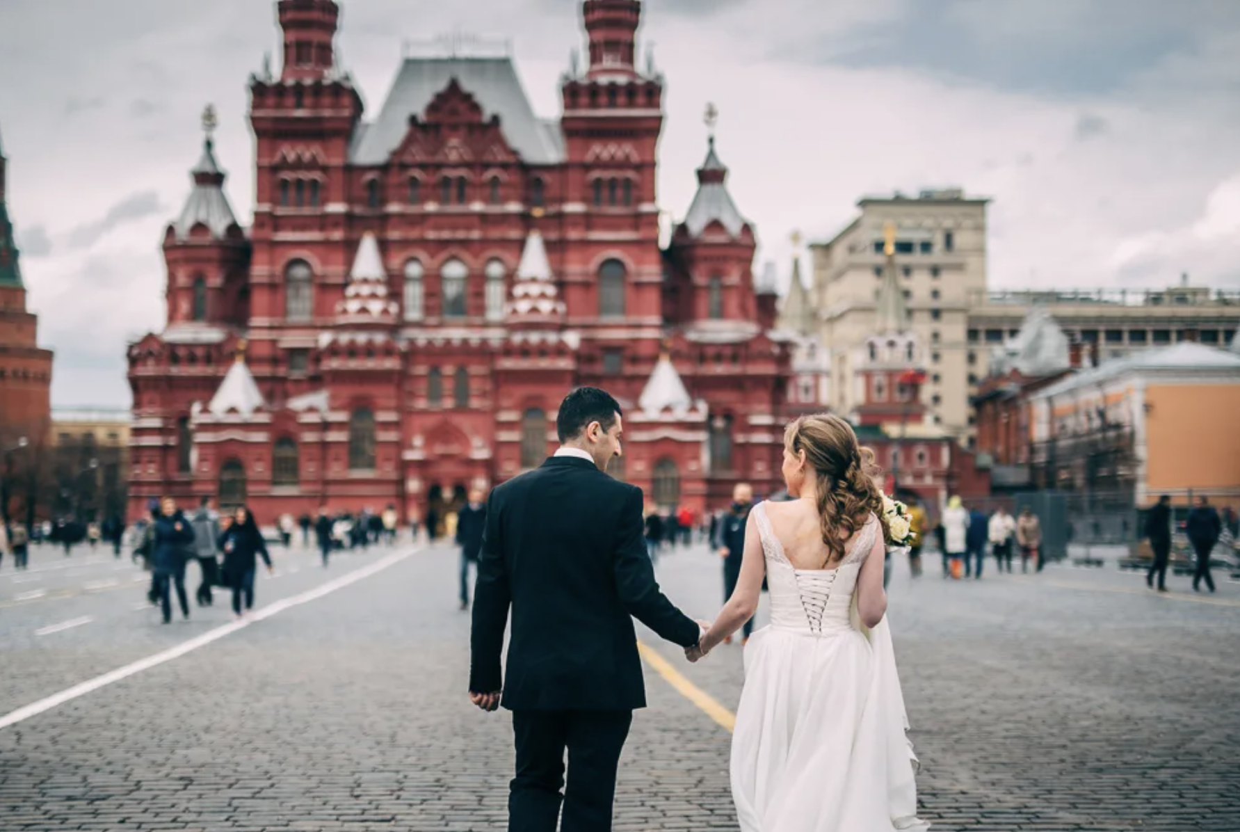 Брак город. Свадебная фотосессия на красной площади. Свадьба на красной площади. Молодожены на красной площади. Свадьба в Кремле.