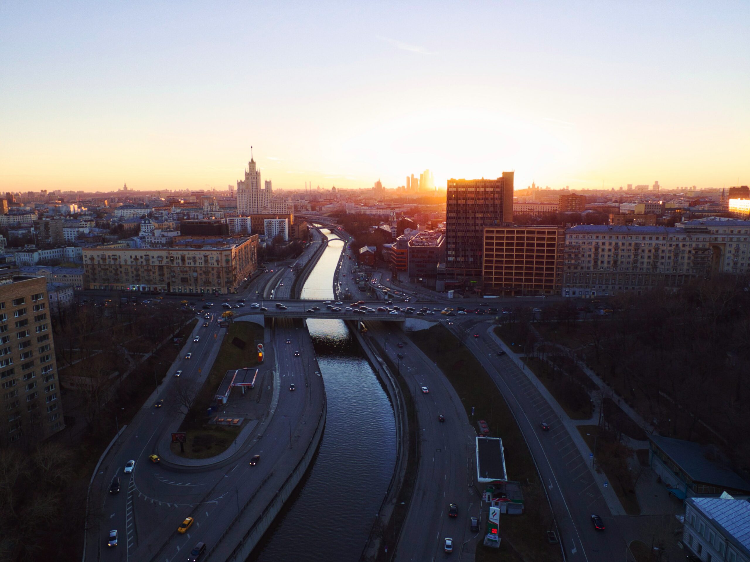 Все в москве живут. Площадь Донецкой народной Республики в Москве. Город Москва. Солнце Москвы. Здания возле Москвы реки.