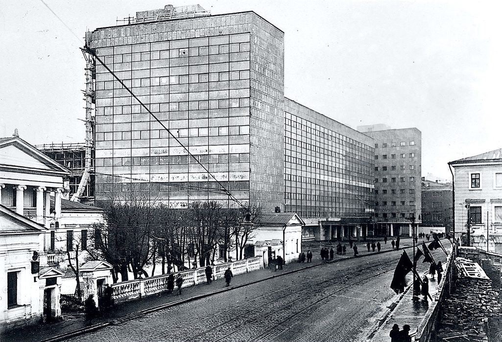 Памятник архитектуры возведенный в 1928 1936 гг в центре москвы по проекту ле корбюзье