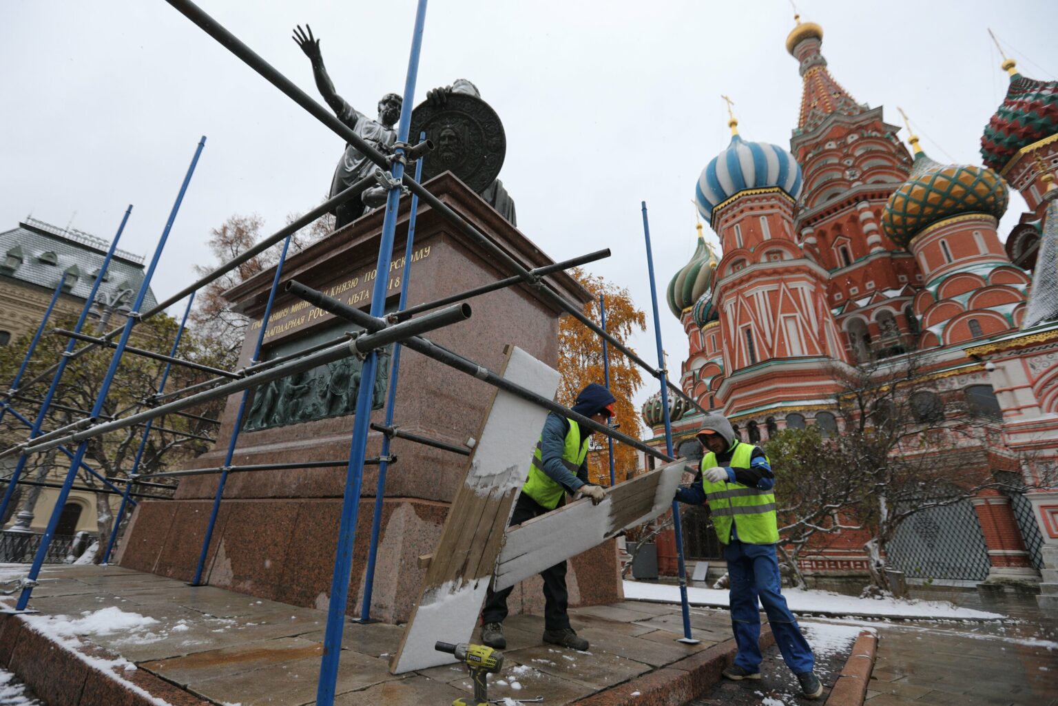 памятник минину и пожарскому в москве на красной площади