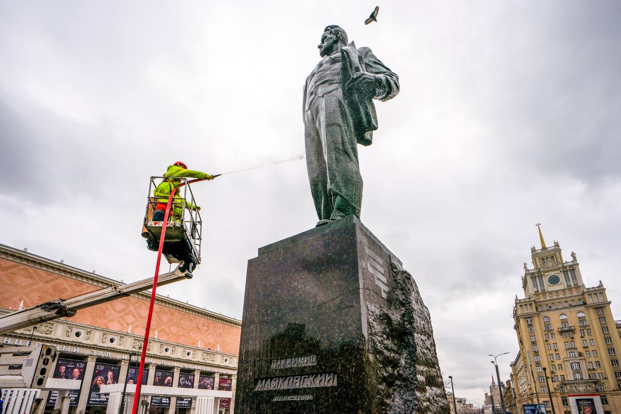 Памятник ямщику в городе зима.