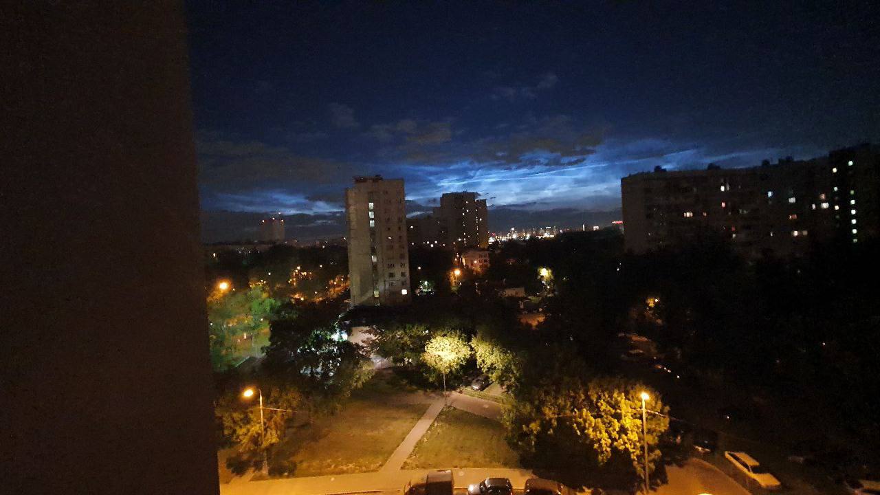 Московский наблюдать. Серебристые облака. Луна над Москвой. Ночное небо. Ночное небо над городом.
