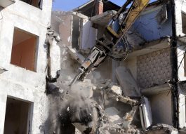 В Рязанском районе снесли три дома, расселенных по программе реновации