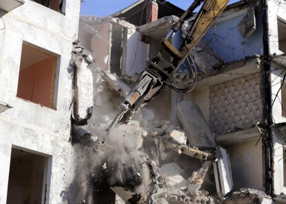 В Рязанском районе снесли три дома, расселенных по программе реновации
